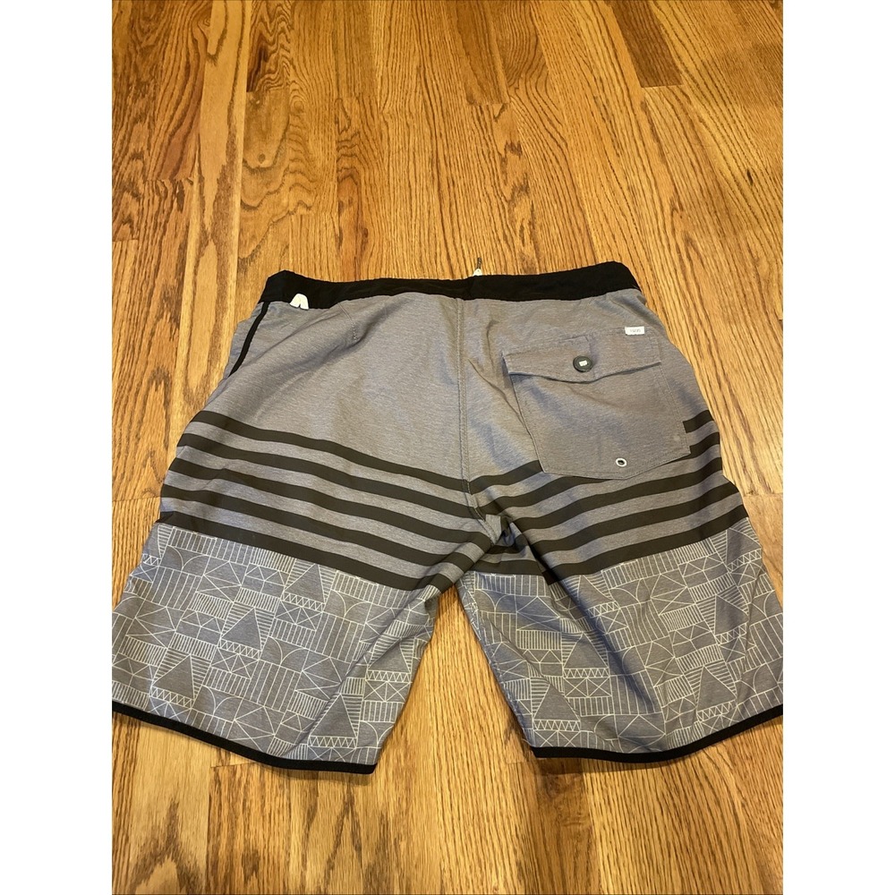 Lot Of 2 Vuori Men's Board Shorts Gray Stripes Pink Stripes Size 32 9" Inseam - Picture 3 of 11